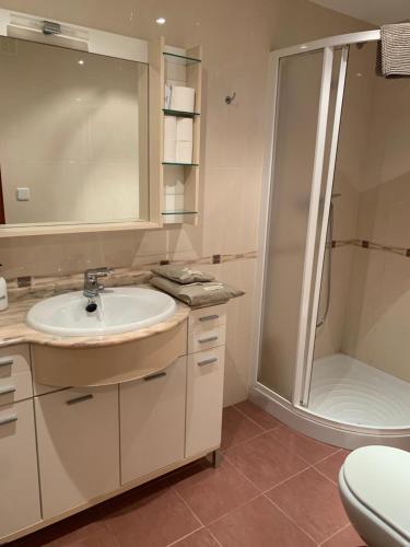 Koupelna v ubytování PRIMERA LINEA DE PLAYA con garaje