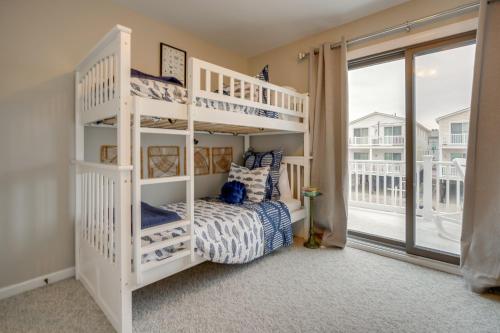 Ένα ή περισσότερα κρεβάτια σε δωμάτιο στο Steps to Beach Townhome with Balcony in Ocean City