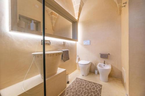 a small bathroom with a toilet and a sink at Villa del Cedro in Torre Vado