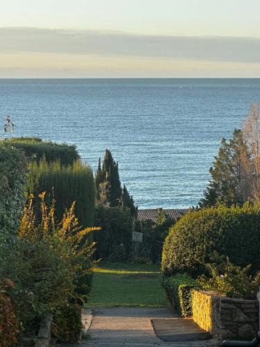 Au bord de mer studio au calme à la ciotat