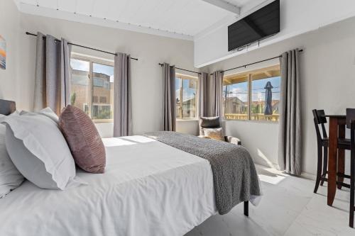 Ένα ή περισσότερα κρεβάτια σε δωμάτιο στο Sweet Sunset Studio Charming Condo with Lovely Views, Free WiFi - Close to Beach and Boardwalk