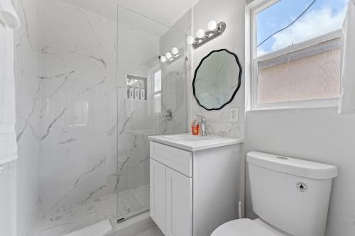 Ένα μπάνιο στο Sweet Sunset Studio Charming Condo with Lovely Views, Free WiFi - Close to Beach and Boardwalk