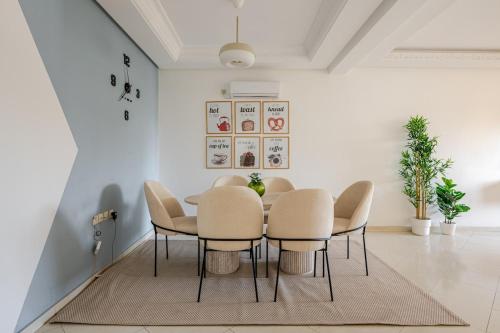 a dining room with a table and chairs at Rabat Centro Apartments in Rabat