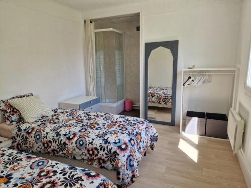 une chambre avec un lit et un miroir dans l'établissement Le Cocon de Cécile - Close to Paris-La Défense, à Bezons