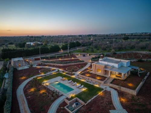 an aerial view of a house with a swimming pool at Villa del Cedro in Torre Vado
