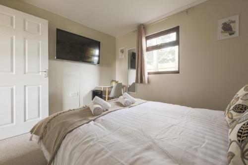Postel nebo postele na pokoji v ubytování Thorpe Park Lodge - Ground Floor Detached & 2 Free Gated Parking Spaces