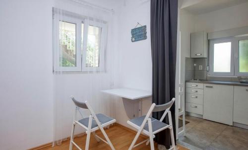 Η κουζίνα ή μικρή κουζίνα στο Apartments Near The Sea in Rogoznica