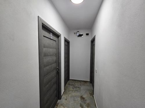 an empty hallway with two doors and a hallwayngth at Boutique Arena in Piteşti