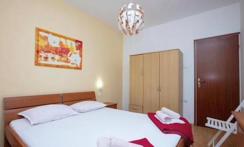 Ένα ή περισσότερα κρεβάτια σε δωμάτιο στο Apartments Near The Sea in Rogoznica