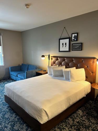 Letto o letti in una camera di Four Points by Sheraton Bedford Manchester Airport
