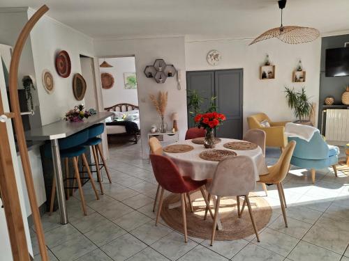 une cuisine et un salon avec une table et des chaises dans l'établissement La Discrète, à Troyes