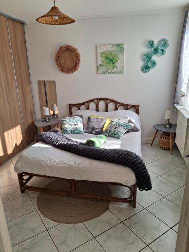 une chambre avec deux lits avec des oreillers dessus dans l'établissement La Discrète, à Troyes