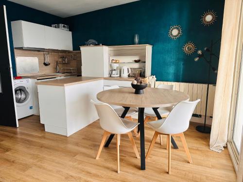 Photo de la galerie de l'établissement Appartement vue sur mer, à deux pas de la plage, à Port-Haliguen