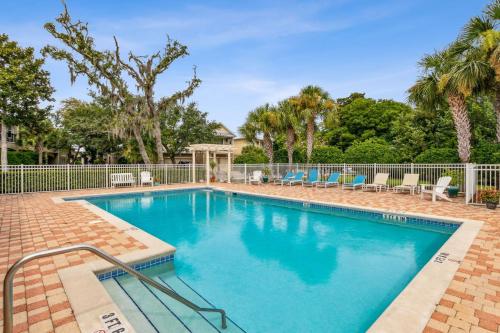Πισίνα στο ή κοντά στο 905 Summerwoods Cir