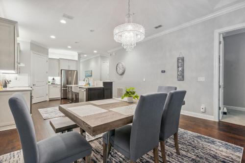 Η κουζίνα ή μικρή κουζίνα στο 905 Summerwoods Cir