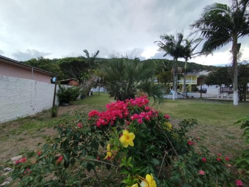 Taman di luar Pousada BELEZAS DE LAGUNA
