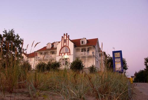 een oud huis bovenop een strand bij Appartementhaus Bellevue Binz in Binz