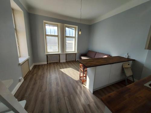 una sala de estar vacía con sofá y mesa en Apartment with roof view next to Railway station, en Helsinki