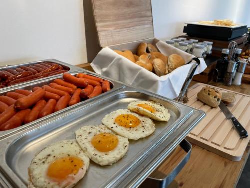 - Desayuno buffet con huevos, zanahorias y pan en Natur Resort, en Veľká Lomnica