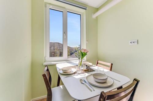 Apartment 10 - Modern 2BR Apartment, Fast WiFi, Near Old Town