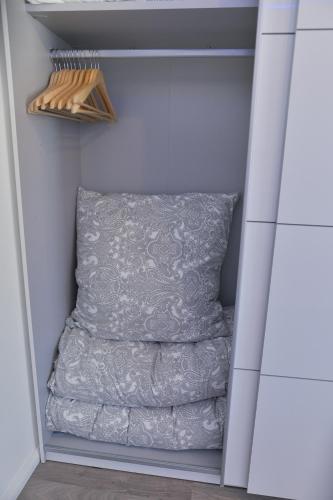 a bedroom with a bed in a closet at Helle, Ruhige, Moderne Wohnung, 5 min zu Fa GROB in Mindelheim