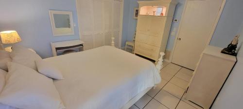 Siesta Key Condo - on the water !にあるベッド