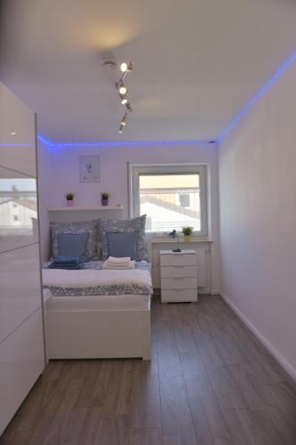 Postel nebo postele na pokoji v ubytování Helle, Ruhige, Moderne Wohnung, 5 min zu Fa GROB