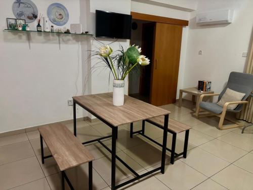 ラルナカにあるVIP Resort Apartment on Makenzie Beachのリビングルームのテーブルに飾られた花瓶