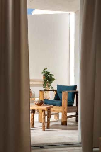 a living room with a blue couch and a table at B&B Les Chambres Rooms & Suite in Santa Teresa Gallura
