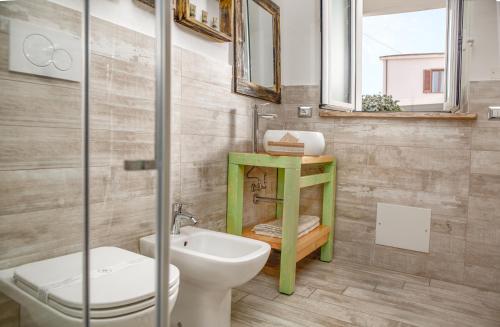 a bathroom with a toilet and a sink at B&B Les Chambres Rooms & Suite in Santa Teresa Gallura