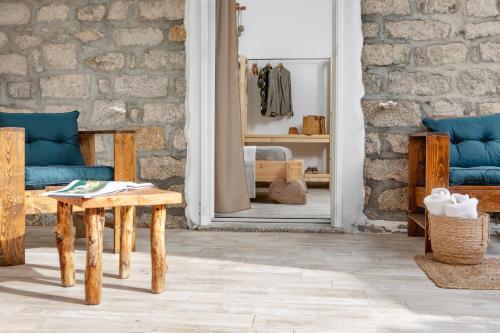 a living room with a table and a mirror at B&B Les Chambres Rooms & Suite in Santa Teresa Gallura