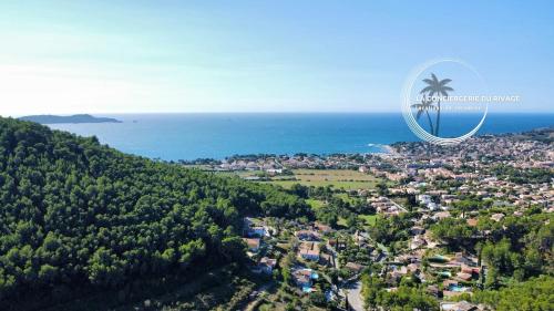 une vue aérienne sur une ville avec un palmier dans l'établissement Villa Maéna - Grande piscine - Entre mer et nature, à Carqueiranne