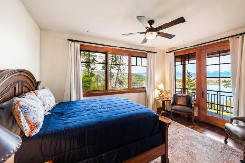Katil atau katil-katil dalam bilik di Flathead Lake Cliff Retreat