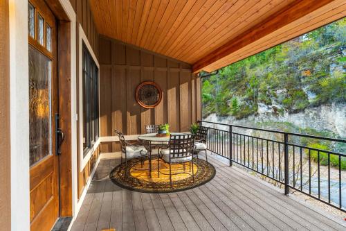 Balkoni atau teres di Flathead Lake Cliff Retreat