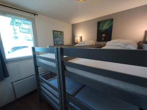 deux lits superposés dans une chambre avec fenêtre dans l'établissement PEYRAGUDES BALESTAS T3 - 4-6pers - 2chambres, à Germ