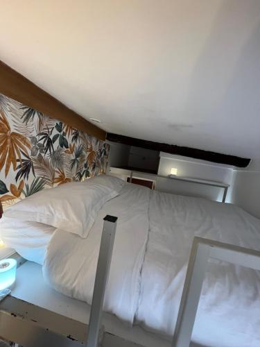 un lit dans une chambre avec publicité, dans l'établissement Studio nel cuore della città, à Nice