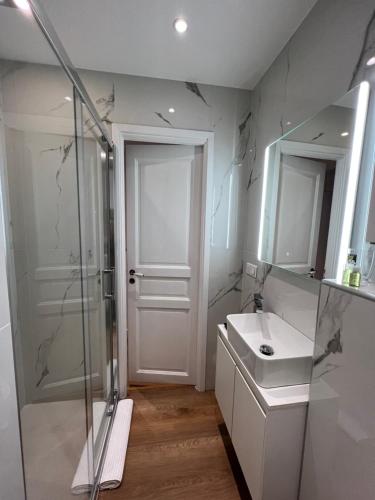 une salle de bain blanche avec une douche et un lavabo dans l'établissement Studio nel cuore della città, à Nice