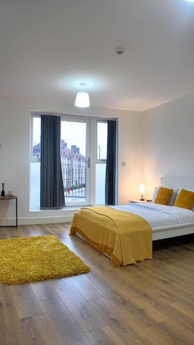 a bedroom with a bed and a large window at Spacious 2 Bed Apart with Patio in Camden WR201 in London