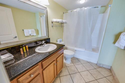 Ένα μπάνιο στο Direct Oceanfront View w Pools High Floor Studio