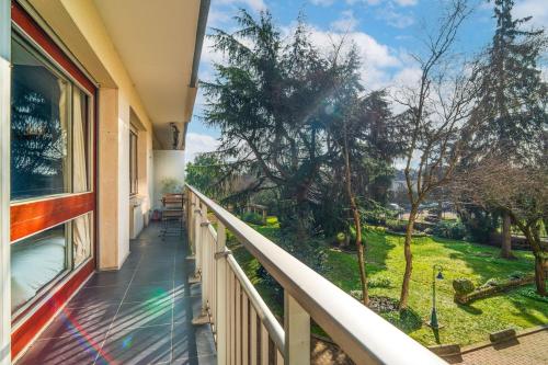 a balcony with a view of a yard at L 'Écrin d' Ermont in Ermont