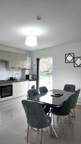 a kitchen and dining room with a table and chairs at Duplex 3 Bed Apt with patio in Camden WR202 in London