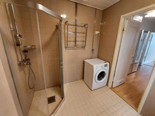 Un baño con lavadora y lavadora. en Spacious studio by the sea 41 m2, en Helsinki
