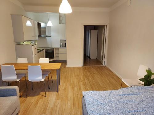 Una cocina y un comedor con mesa y sillas. en Spacious studio by the sea 41 m2, en Helsinki