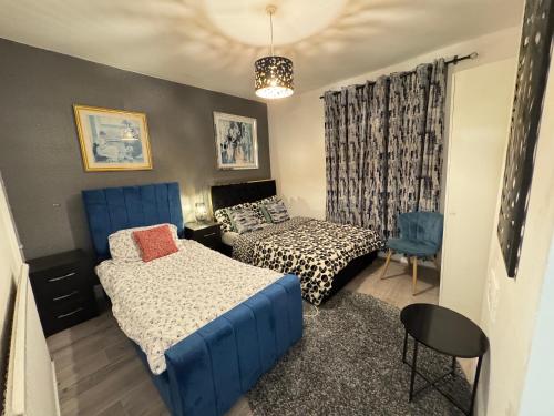 Giường trong phòng chung tại Sheffield city road house