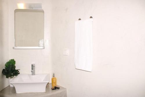 Vannituba majutusasutuses Villa Solasta #2 with jacuzzi in Santorini