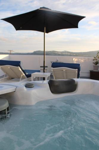 Bazén v ubytování Villa Solasta #2 with jacuzzi in Santorini nebo v jeho okolí