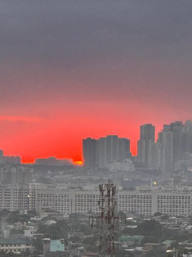 a city skyline at sunset with a red sky at Mon Amour Haven in Taytay