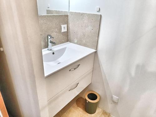 a bathroom with a sink and a mirror at Au sommet des Ocres et des Bois - Maison T3 & Parking in Roussillon