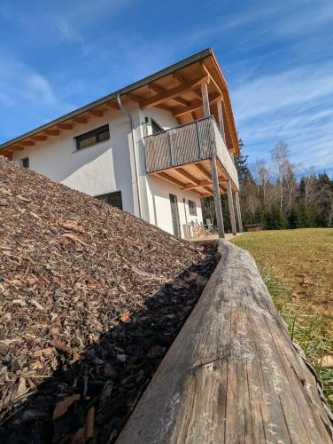 a house on a hill with a wooden roof at Zeitlos in Bodenmais