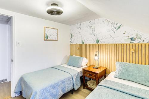 Katil atau katil-katil dalam bilik di Walk to Beaches and Marina Fortescue Hideaway